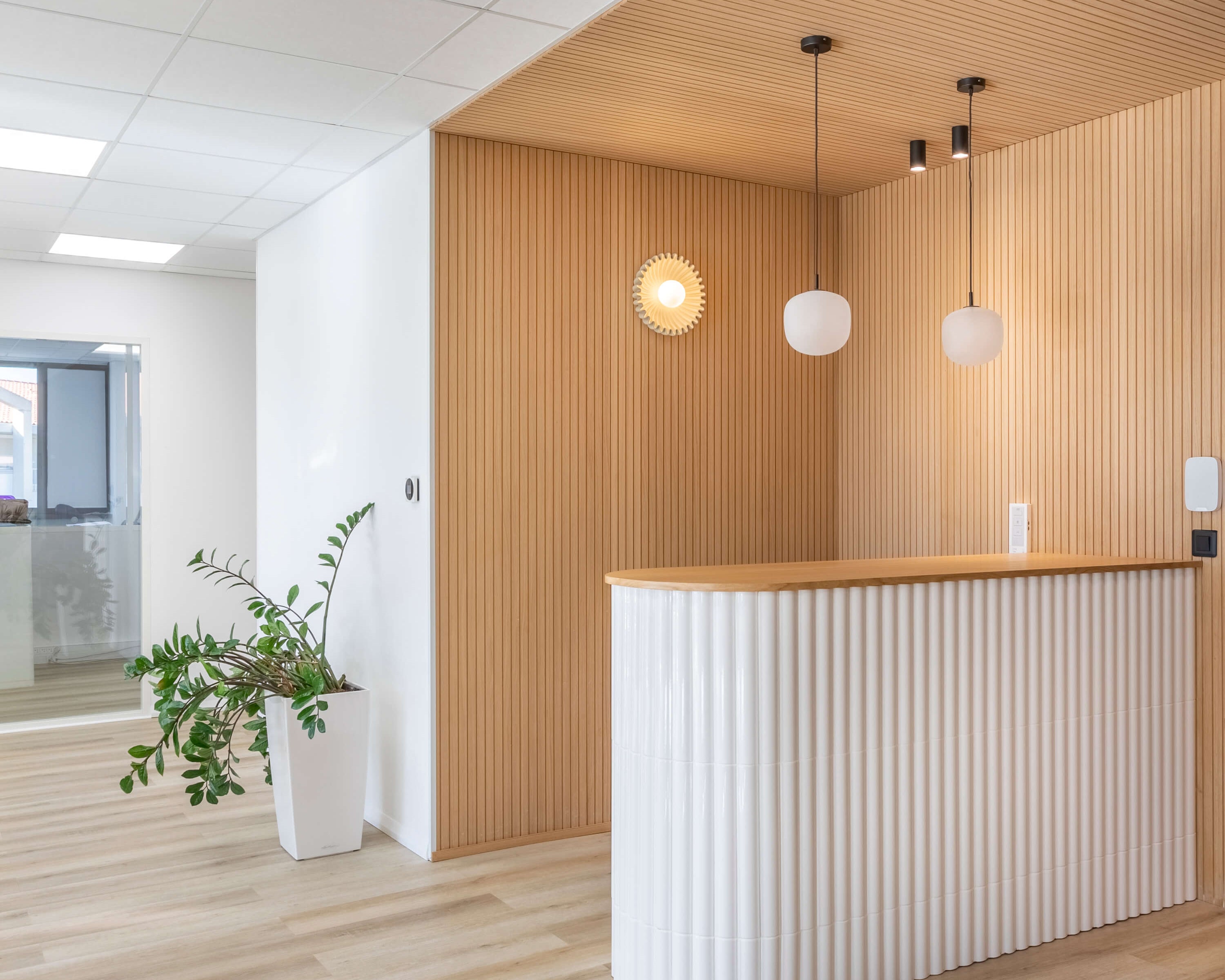 Le plafond en bois : un choix esthétique et durable pour votre intérieur
